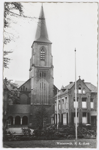 0285 Rooms-Katholieke St. Jacobuskerk en pastorie; vanuit de Notaristuin